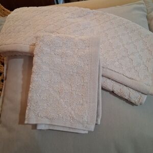 Kohl's Cream Textured Bath Towel Set ** Simply Vera **